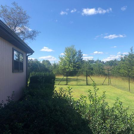 Fenced Yard Chalets From Good Dog Vacations At Big Valley Resort Sciota Exterior foto