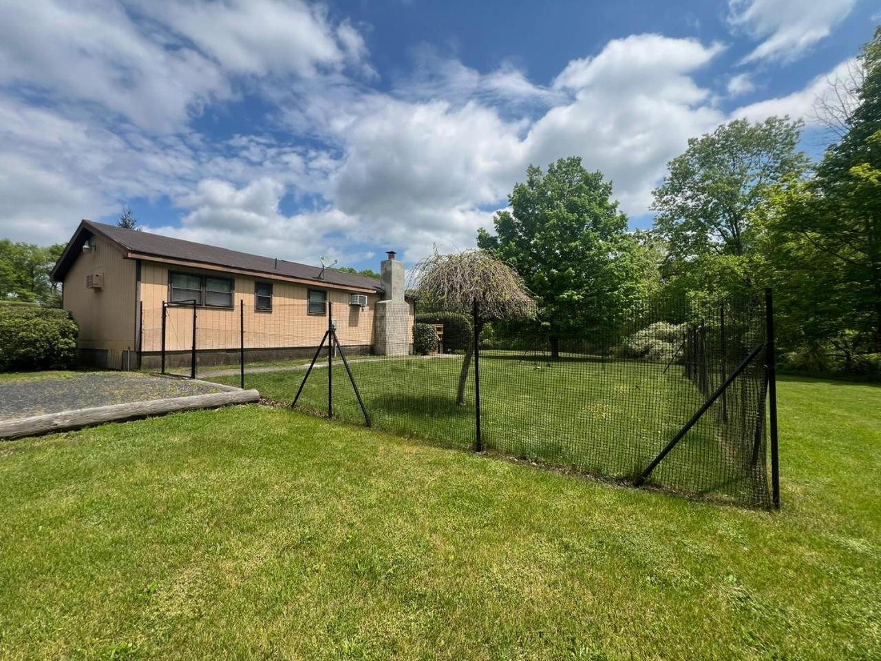 Fenced Yard Chalets From Good Dog Vacations At Big Valley Resort Sciota Exterior foto
