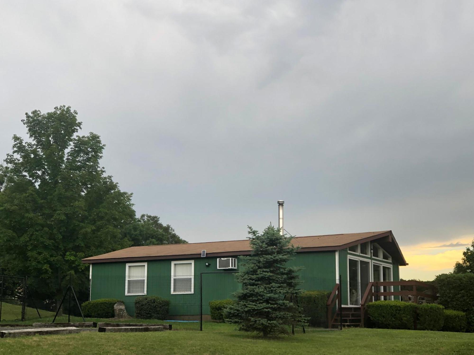 Fenced Yard Chalets From Good Dog Vacations At Big Valley Resort Sciota Exterior foto